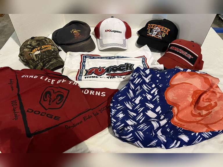 Tote bag of assorted caps, five pieces, and more, see pictures for details. image