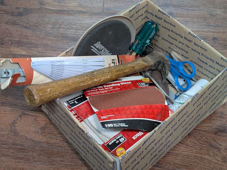 BOX LOT INCLUDING SCREWDRIVERS, HAMMER, HACKSAW BLADES, SANDING DISCS, AND MORE image