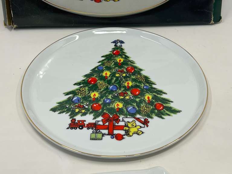 LR… Christmas treasures, Jamestown China cake/pie plate with matching server, comes with the original box, see pictures for details.