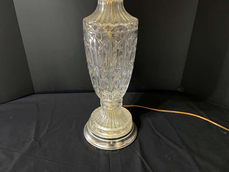 LR… Lovely cut glass urn lamp, see pictures for details.