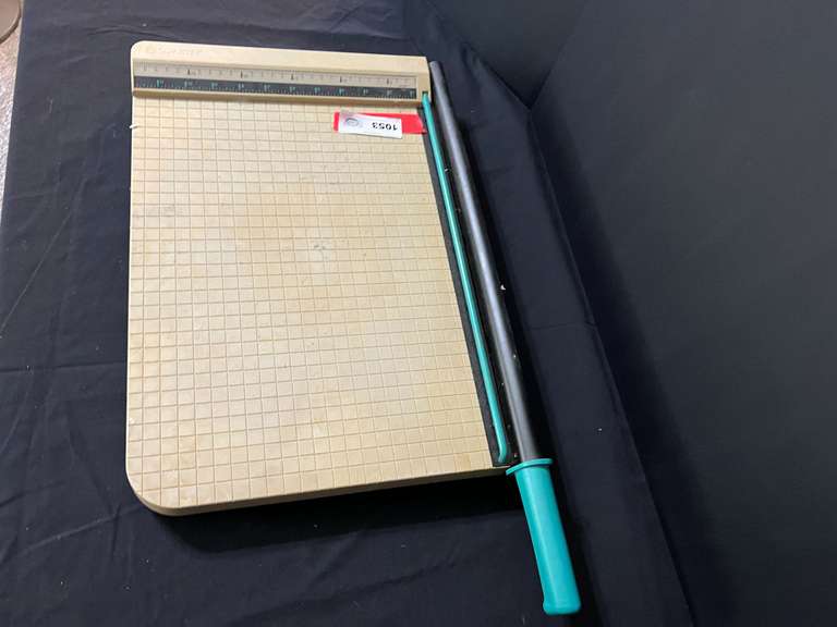 LR…Guillotine paper cutter, see pictures for details.