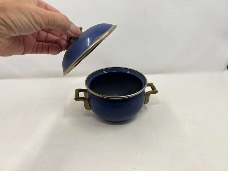 LR… Small enamelware potpourri burner/garlic keeper, has brass accents, see pictures for details.