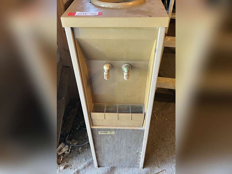 S2…Oasis water cooler, working condition unknown, see pictures for details. image