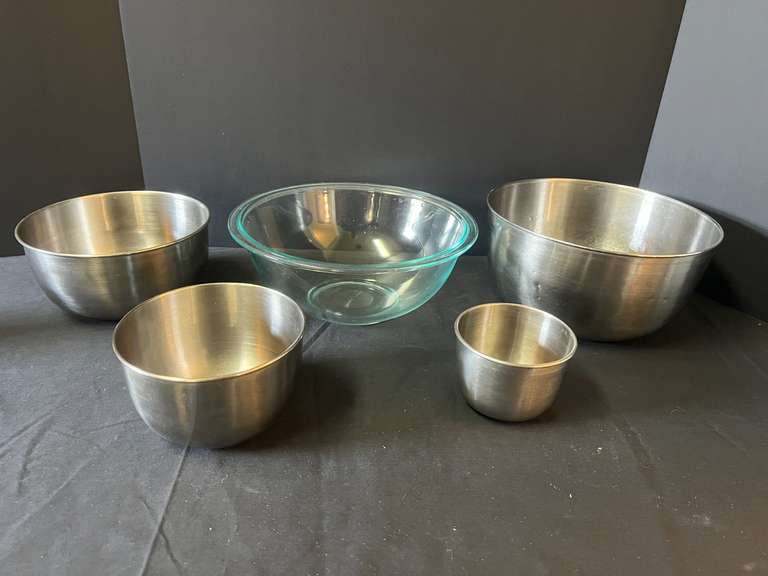 KRT… Pyrex nesting bowl 2.4 L, also includes four stainless mixing bowls, See pictures for details. image