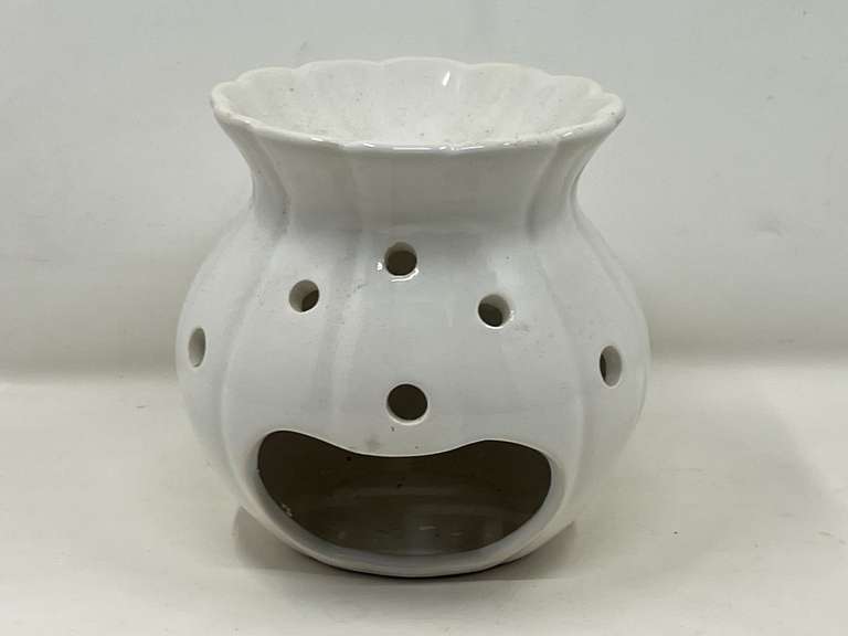 LR… Ceramic tea light/potpourri diffuser, see pictures for details.