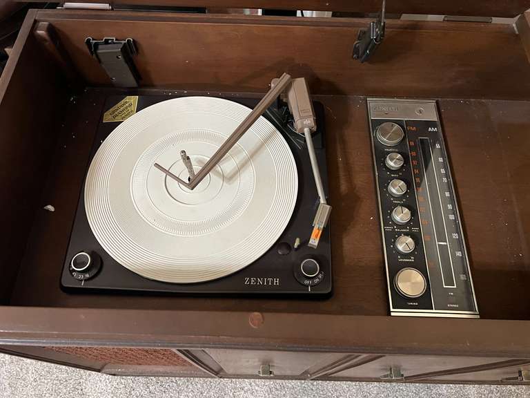 LR… Vintage Zenith stereo console, powers up, see pictures for details.