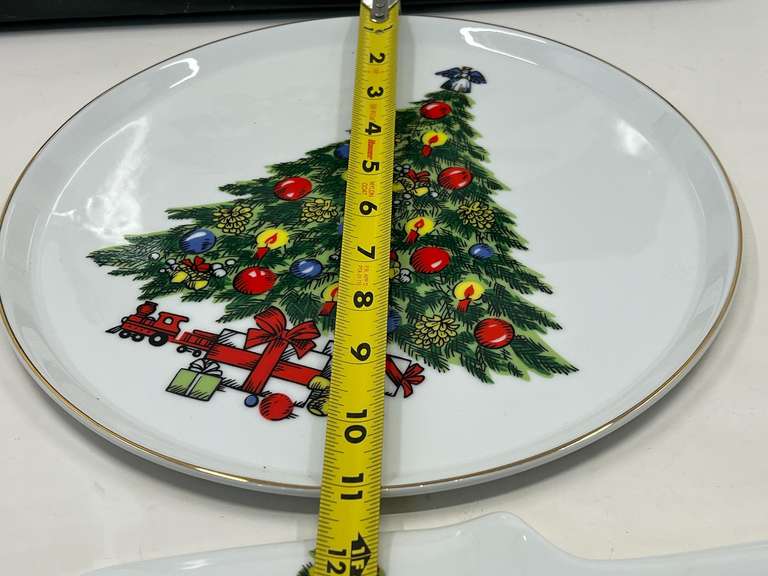 LR… Christmas treasures, Jamestown China cake/pie plate with matching server, comes with the original box, see pictures for details.