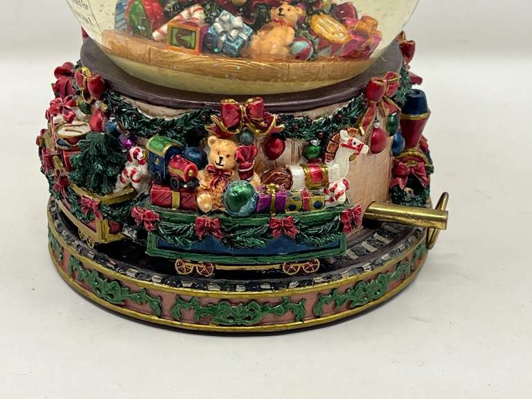 LR… St. Nicholas Square musical snow globe, see pictures for details.