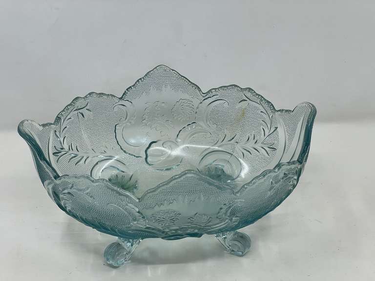 LR… Light blue footed glass fruit bowl, believed to be vintage Jeanette glass, see pictures for details.