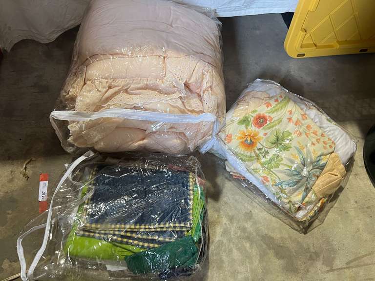 Full size comforter set, includes bed skirt, and pillow shams. Also includes table covering and placemats, see pictures for details. image