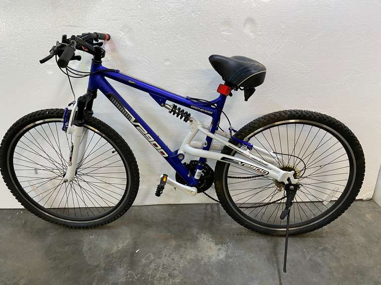 Genesis V 2900 bicycle, see pictures for details. image