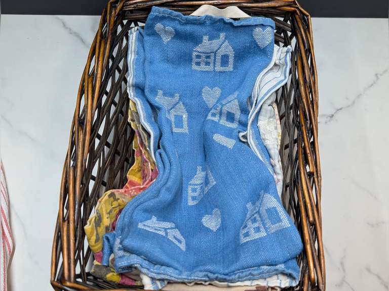 BASKET FILLED WITH THEMED DISH RAGS