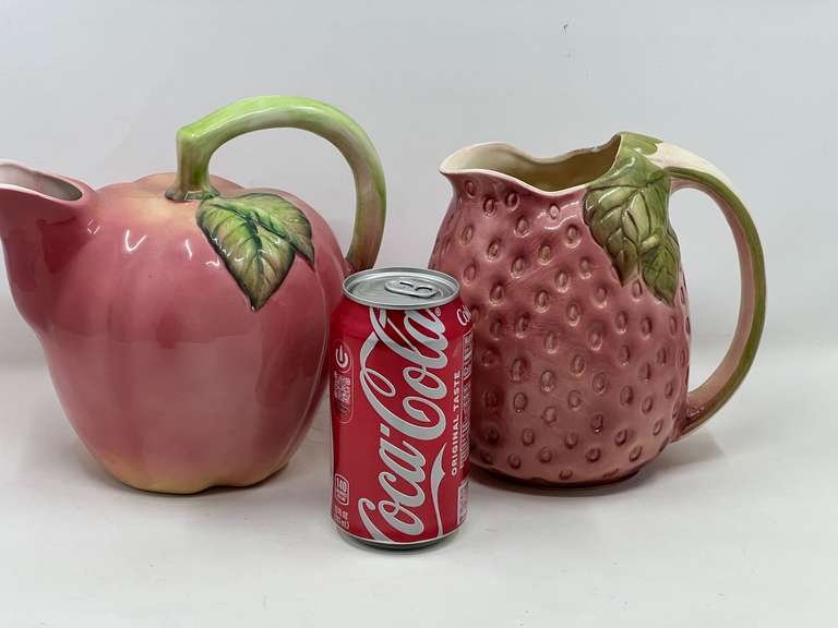 LR… Lovely ceramic strawberry and apple pitchers, two pieces, pictures for details.