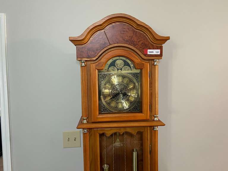LR… Battery powered Daniel Dakota grandfather clock with lovely cabinet, see pictures for details.