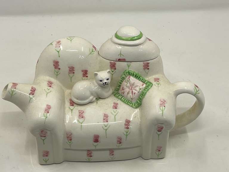 LR… Cat on a sofa teapot by Cardinal, Inc., See pictures for details.