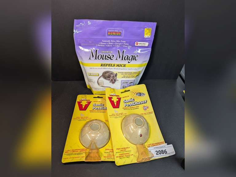 PAIR OF VICTOR SONIC PEST CHASERS IN ORIGINAL PACKAGES PLUS BAG OF MOUSE MAGIC image