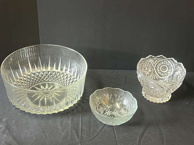 KIT… Vintage crystal candy dish, Arcoroc salad bowl, and small serving bowl. See pictures for details. image
