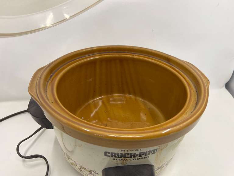 LR… Rival crockpot with lift out crock, see pictures for details.