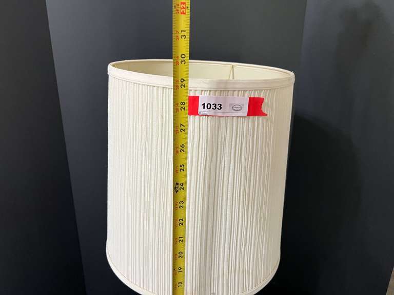 LR… Lovely cut glass urn lamp, see pictures for details.