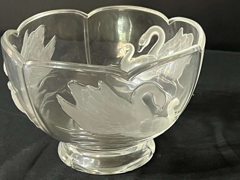 LR… Telefloral crystal bowl with embossed and frosted swan motif, see pictures for details.