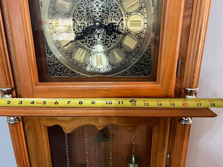 LR… Battery powered Daniel Dakota grandfather clock with lovely cabinet, see pictures for details.
