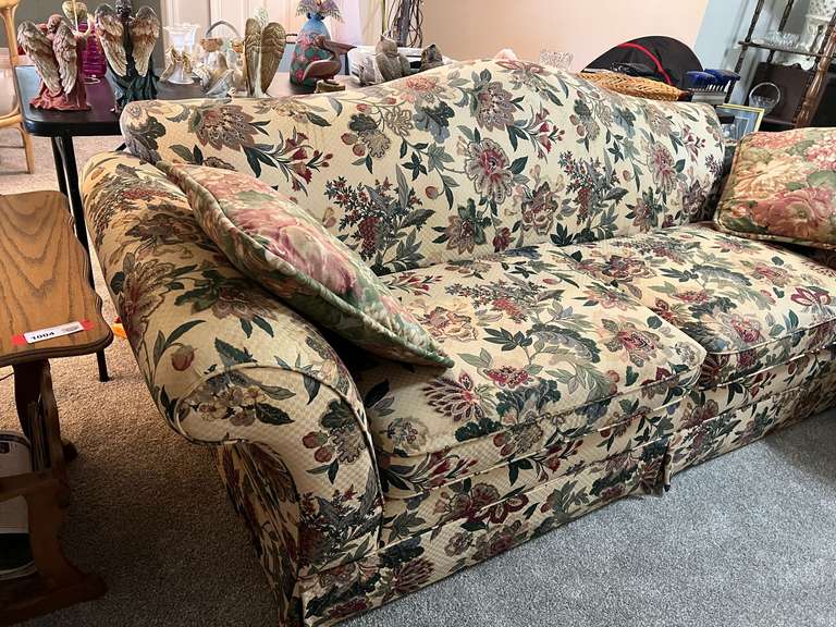 LR… Rolled arm floral print skirted sofa, comes with two accent pillows, see pictures for details.