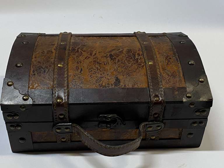 Treasure chest storage/trinket box, see pictures for details. image