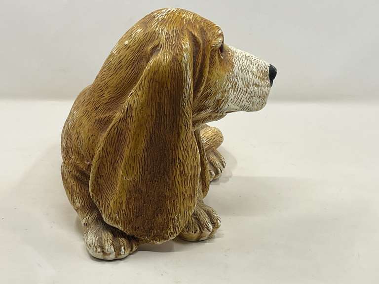 LR… Basset hound figurine, see pictures for details.