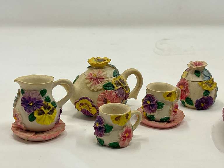 LR… Miniature tea set, see pictures for details.