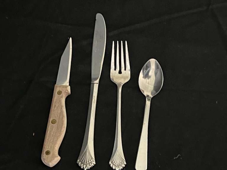 LR… Assorted cutlery and steak knives, tub is not included, see pictures for details.