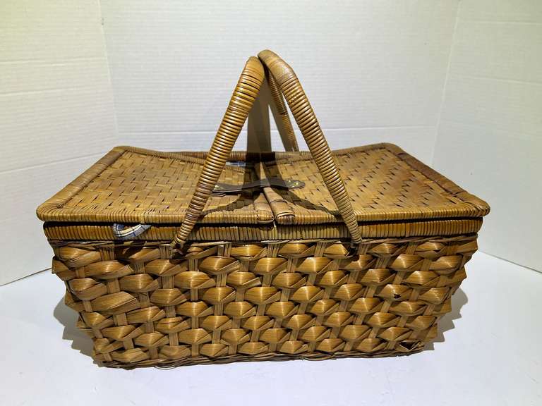 Vintage picnic basket with dish and glassware, see pictures for details. image