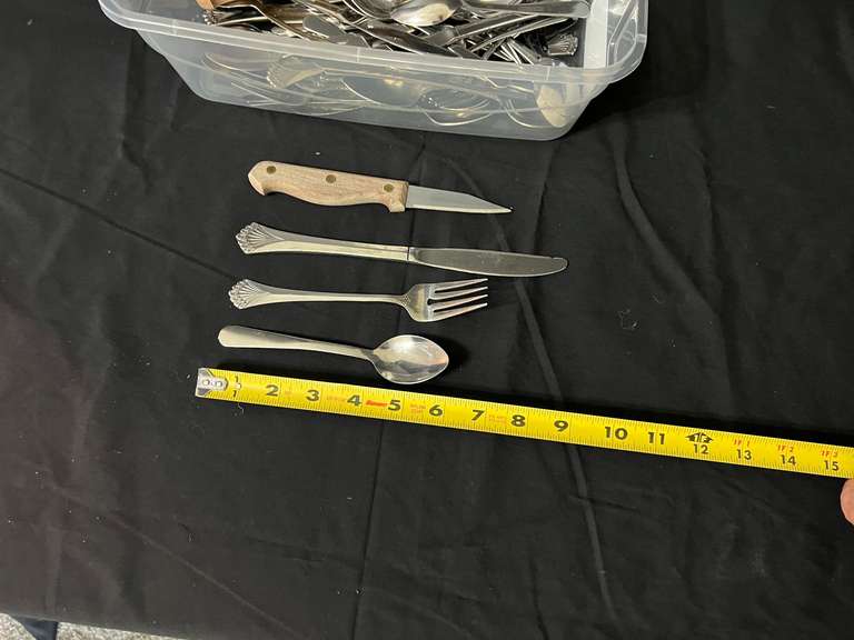 LR… Assorted cutlery and steak knives, tub is not included, see pictures for details.