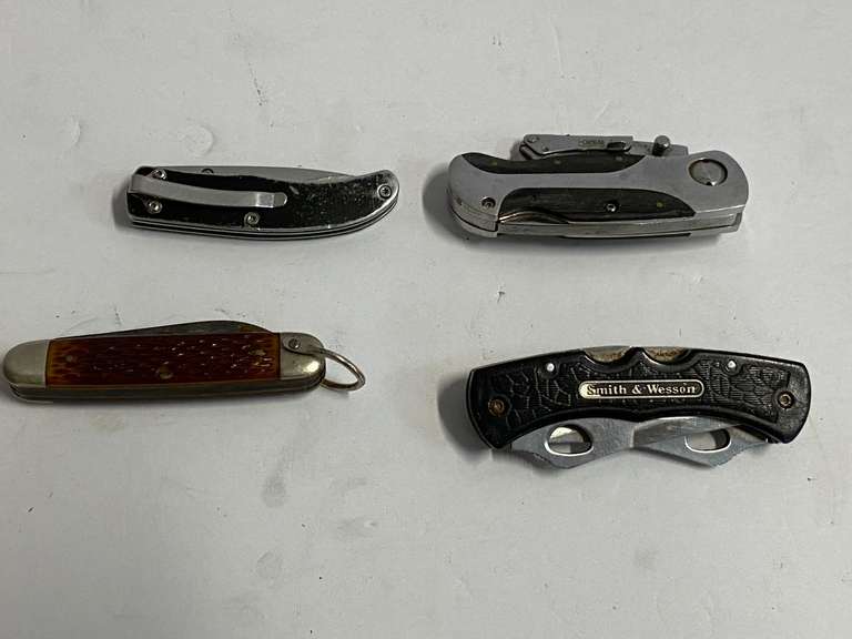 Assorted vintage pocket knives to include Craftsman, Smith & Wesson, and Browning, tub is not included, see pictures for details. image