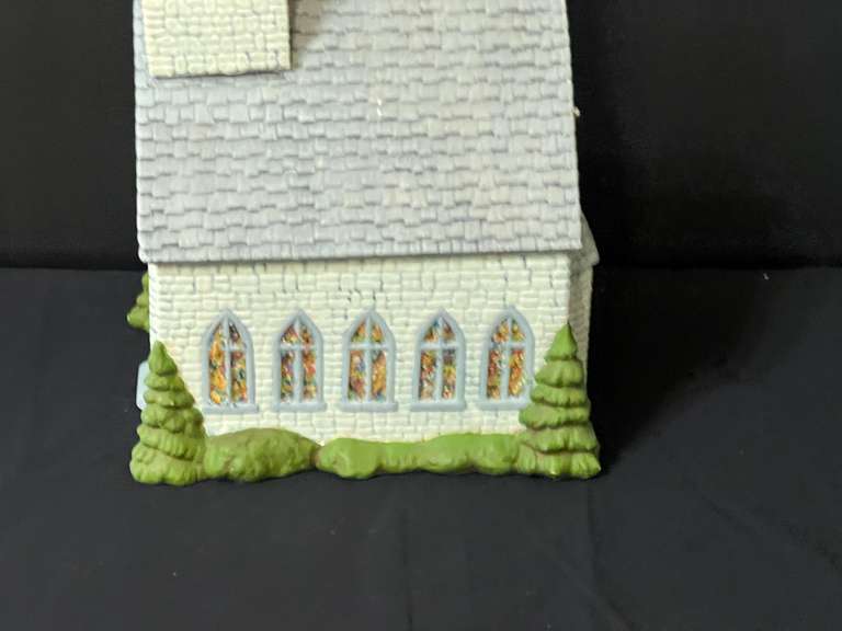 LR… Lighted ceramic music box church, needs new bulb, see pictures for details.