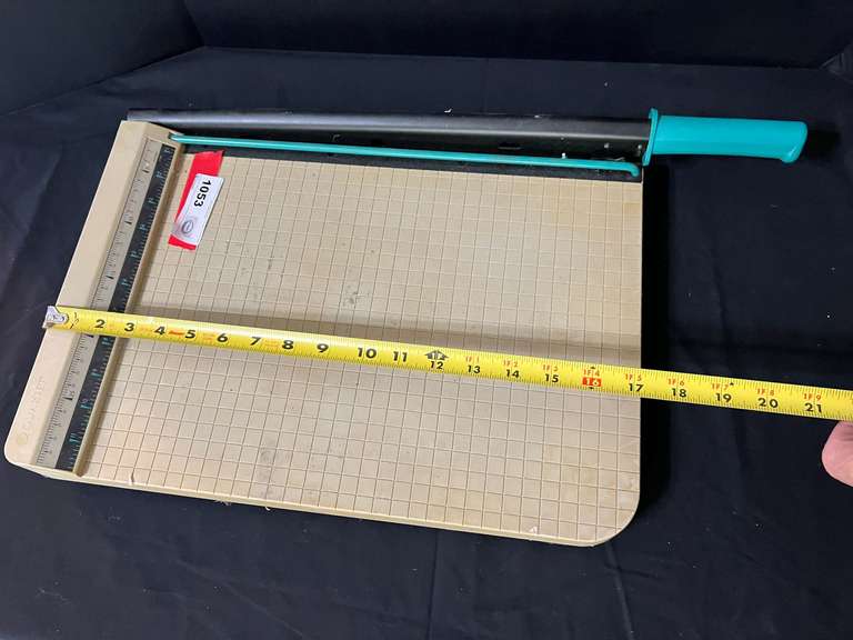 LR…Guillotine paper cutter, see pictures for details.