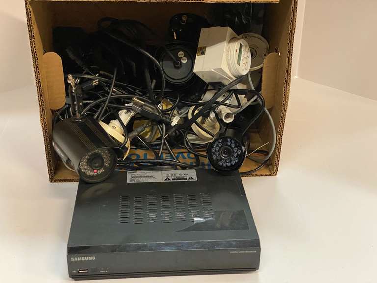 Samsung digital video recorder with security cameras, working condition unknown, see pictures for details. image