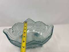 LR… Light blue footed glass fruit bowl, believed to be vintage Jeanette glass, see pictures for details.