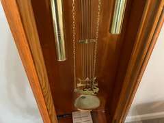 LR… Battery powered Daniel Dakota grandfather clock with lovely cabinet, see pictures for details.