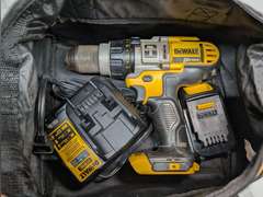 DEWALT 20 AMP LITHIUM DRILL WITH BATTERY, CHARGER, AND TOOL BAG