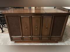 LR… Vintage Zenith stereo console, powers up, see pictures for details.