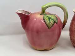 LR… Lovely ceramic strawberry and apple pitchers, two pieces, pictures for details.