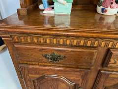 LR… Kincaid China cabinet with hutch, two pieces, hutch is three door and two shelf with glass front, bottom has three door and three drawer cabinet storage, items seen in photos are sold in separate lots, see pictures for details.*** Please see special pick up instructions***