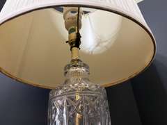 LR… Lovely cut glass urn lamp, see pictures for details.