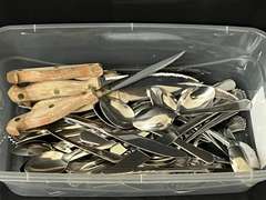 LR… Assorted cutlery and steak knives, tub is not included, see pictures for details.