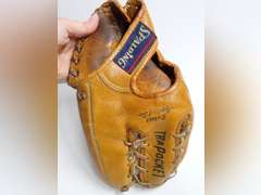 Spalding Baseball Glove with Baseballs