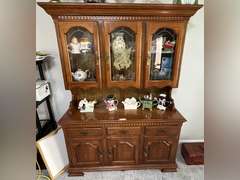 LR… Kincaid China cabinet with hutch, two pieces, hutch is three door and two shelf with glass front, bottom has three door and three drawer cabinet storage, items seen in photos are sold in separate lots, see pictures for details.*** Please see special pick up instructions***