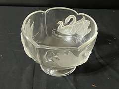 LR… Telefloral crystal bowl with embossed and frosted swan motif, see pictures for details.