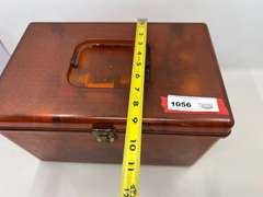LR… Plastic sewing box with light content, see pictures for details.
