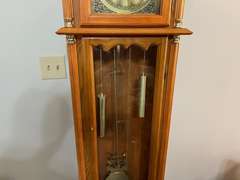 LR… Battery powered Daniel Dakota grandfather clock with lovely cabinet, see pictures for details.