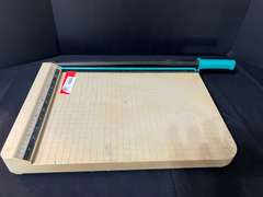 LR…Guillotine paper cutter, see pictures for details.